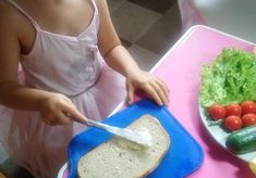 dziewczynka przygotowuje sobie kanapkę
