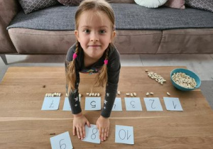 dziewczynka wykonuje zabawę matematycza
