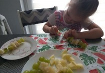 dziewczynka robi szaszłyki z owoców