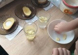 dziecko wykonuje eksperyment z ziemniaka