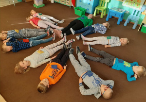 dzieci leżą na dywanie - relaksacja