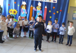 Chłopiec z grupy Duszków gratuluje swoim kolegom