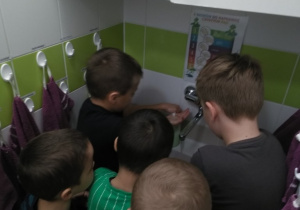 grupa dziec iw łazience myje dłonie