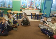 dzieci wykonują ćwiczenia relaksacyjne z użyciem woreczków