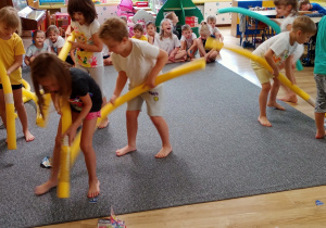 dzieci wykonują ćwiczenia z "makaronami"