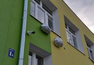 budynek przedszkola, z jednego okna zwisają dwa worki z upominkami dla dzieci
