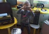 dziewczynka oglada stary aparat foto