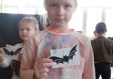 dziewczynka trzyma odnaleziony list z opisem wrózby