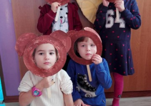 czworo dzieci trzyma przy buziach misiowe ramki, które wykonały, pozują do zdjęcia