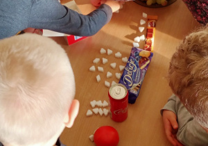 dzieci układają kostki cukru przy różnych produktach spożywczych