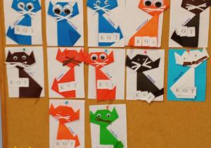tablica w szatni, na niej wiszą prace dzieci wykonane metodą origami płaskiego