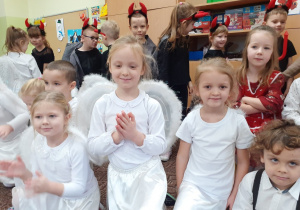grupa dzieci w strojach z występu na pierwszym planie "aniołki", na drugim "diabełki"