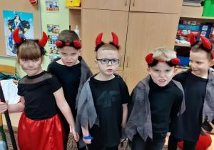 grupa dzieci przebranych w stroje z występu: diabełki