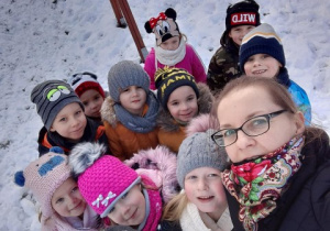 grupa dzieci i nauczyciela robią sobie "selfie"