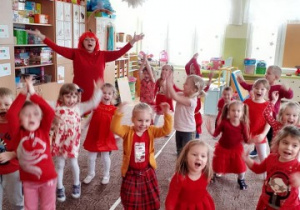 dzieci i nauczycielka biorą udział w zabawie ruchowej TAK/NIE