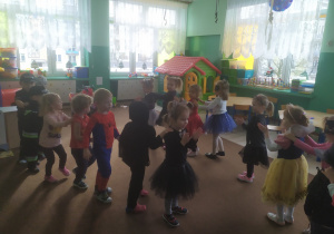 dzieci tańczą w klasie
