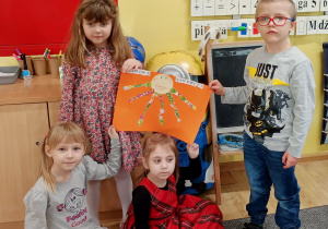 4 dzieci prezentuje plakat o zdrowiu