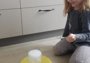 dziewczynka robi eksperyment - wulkan