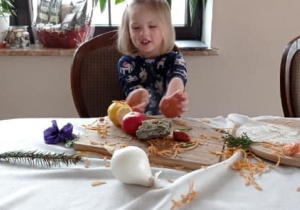 dziewczynka obiera warzywa