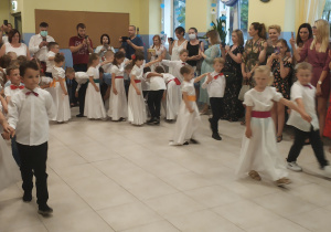 dzieci tańczą poloneza