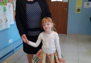 babcia i wnuczka stoją w przedszkolnej szatni, obie mają na sobie ubrania w kropki