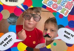 dwóch chłopców pozuje do zdjęcia w "foto-ramce"