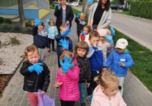 grupa dzieci na dworze , wychodzą na akcję sprzątania