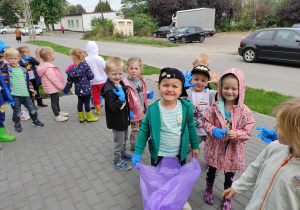 grupa dzieci na dworze , wychodzą na akcję sprzątania