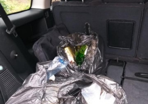 bagażnik samochodu, w nim leżą worki z odpadami znalezionymi w lecie