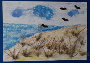 praca konkursowa przedstawiająca morze i wydmy, na pracy naklejone prawdziwe trawy