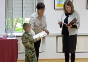 sala MOK w Ozorkowie, chłopiec odbiera nagrodę od organizatorów konkursu