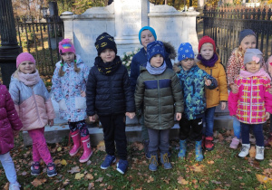 grupa dzieci na cmentarzu ewangelickim