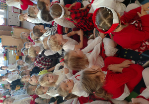 grupa dzieci ubranych w biało-czerwone ubrania ogląda program muzyczny o tematyce patriotycznej