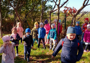 grupa dzieci Smerfy i Krasnale w czasie spacery przy ogródkach działkowych