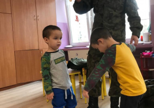 żołnierz z synami przedszkolakami