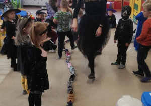 nauczycielka przebrana za czarownicę układają buty jeden za drugim