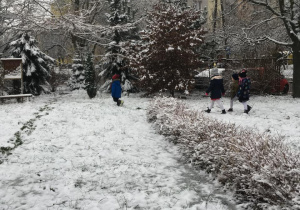grupa dzieci biega po przedszkolnym ogrodzie