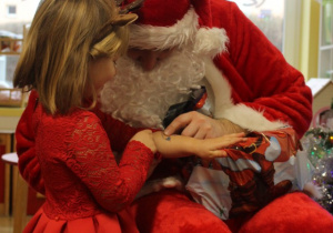 Mikołaj i dziewczynka w czerwonej sukience