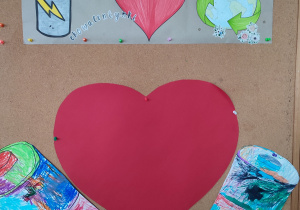 dekoracja: serce i dwie kolorowe baterie