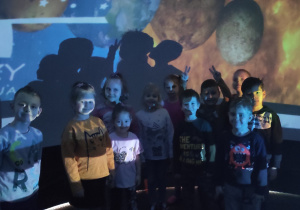 grupa dzieci w namiocie - planetarium
