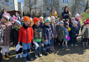 dzieci i nauczycielki zgromadzone na podwórku przedszkolnym , żegnają zimę
