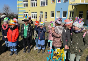dzieci i nauczycielki zgromadzone na podwórku przedszkolnym , żegnają zimę