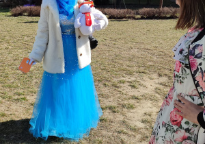 dwie nauczycielki przebrane za Zimę i Wiosnę na podwórku przedszkolnym