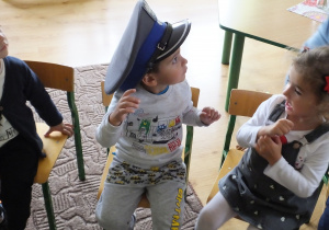 chłopiec w policyjnej czapce