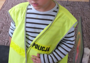 chłopiec w policyjnej czapce i kamizelce