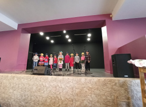 Występy przedszkolaków na kiermaszu wielkanocnym w MOK