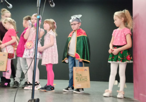grupa dzieci na scenie, odbierają nagrody
