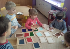 grupa dzieci bawi się dominem sensorycznym