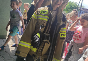 chłopiec w ubraniu strażaka