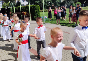 dzieci w parach tańczą poloneza